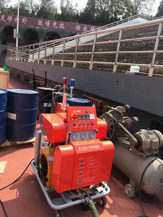 聚脲怎么施工?聚脲施工詳細的流程是什么?(圖1) 體育看臺防腐防水聚脲施工案例