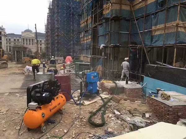 外墻聚氨酯發泡機(圖1) 濟南九旭Q2600外墻聚氨酯發泡機