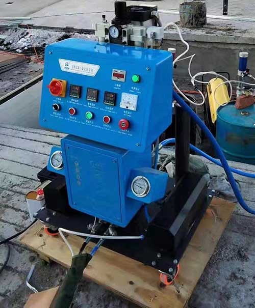 聚氨酯低壓噴涂機(jī)和高壓的區(qū)別(圖1) Q2600聚氨酯發(fā)泡機(jī)