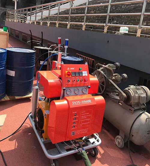 聚脲涂料噴涂厚度多少才合適(圖1) 體育場看臺聚脲涂料噴涂厚度多少才合適