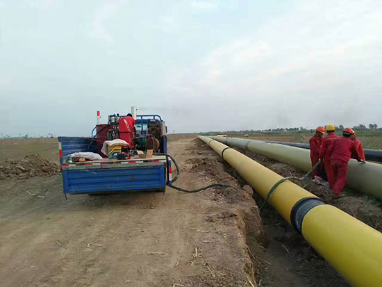 保溫管道現(xiàn)場(chǎng)補(bǔ)口澆注(圖1) 保溫管道現(xiàn)場(chǎng)補(bǔ)口澆注