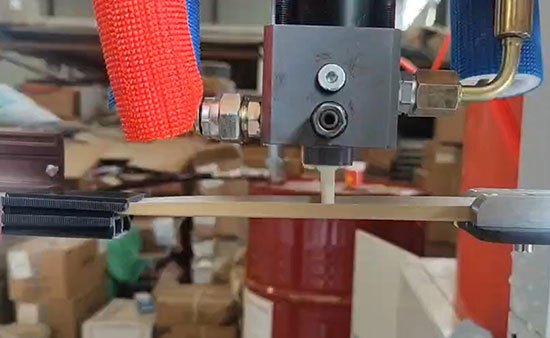 斷橋鋁門窗內部填充物 聚氨酯泡沫(圖2) JX-H-P30S穿條機聚氨酯泡沫斷橋鋁門窗內部填充物案例