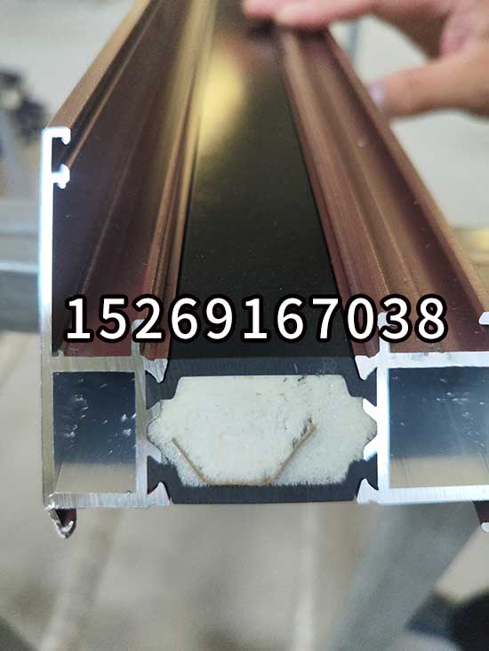 斷橋鋁門窗內部填充物 聚氨酯泡沫(圖3) JX-H-P30S穿條機聚氨酯泡沫斷橋鋁門窗內部填充物案例