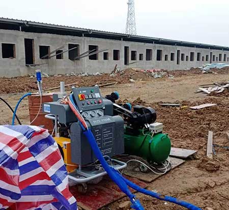 養殖場頂棚聚氨酯發泡(圖1) H5600聚氨酯發泡機養殖場現場施工