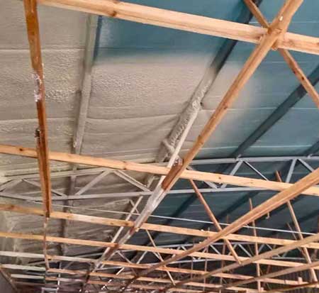 養殖場頂棚聚氨酯發泡(圖2) 養殖場頂棚聚氨酯發泡保溫案例